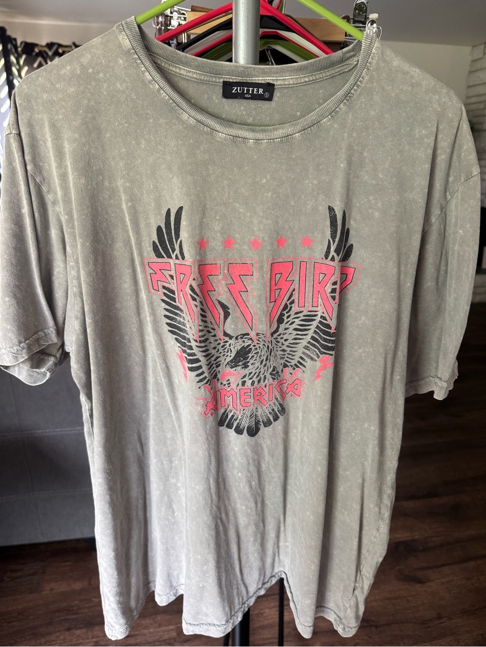 Zutter Women's Short Sleeve Graphic Tee in Washed Gray with Pink Accent
